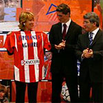 Torres dresses Mrs. Esperanza Aguirre with the Atleti's shirt