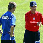 F. Torres participates in the training session with the group