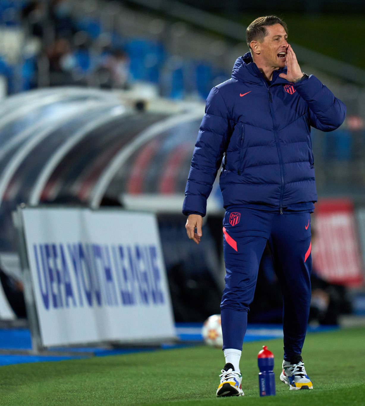 Fernando Torres da &oacute;rdenes desde  la banda al Juvenil A