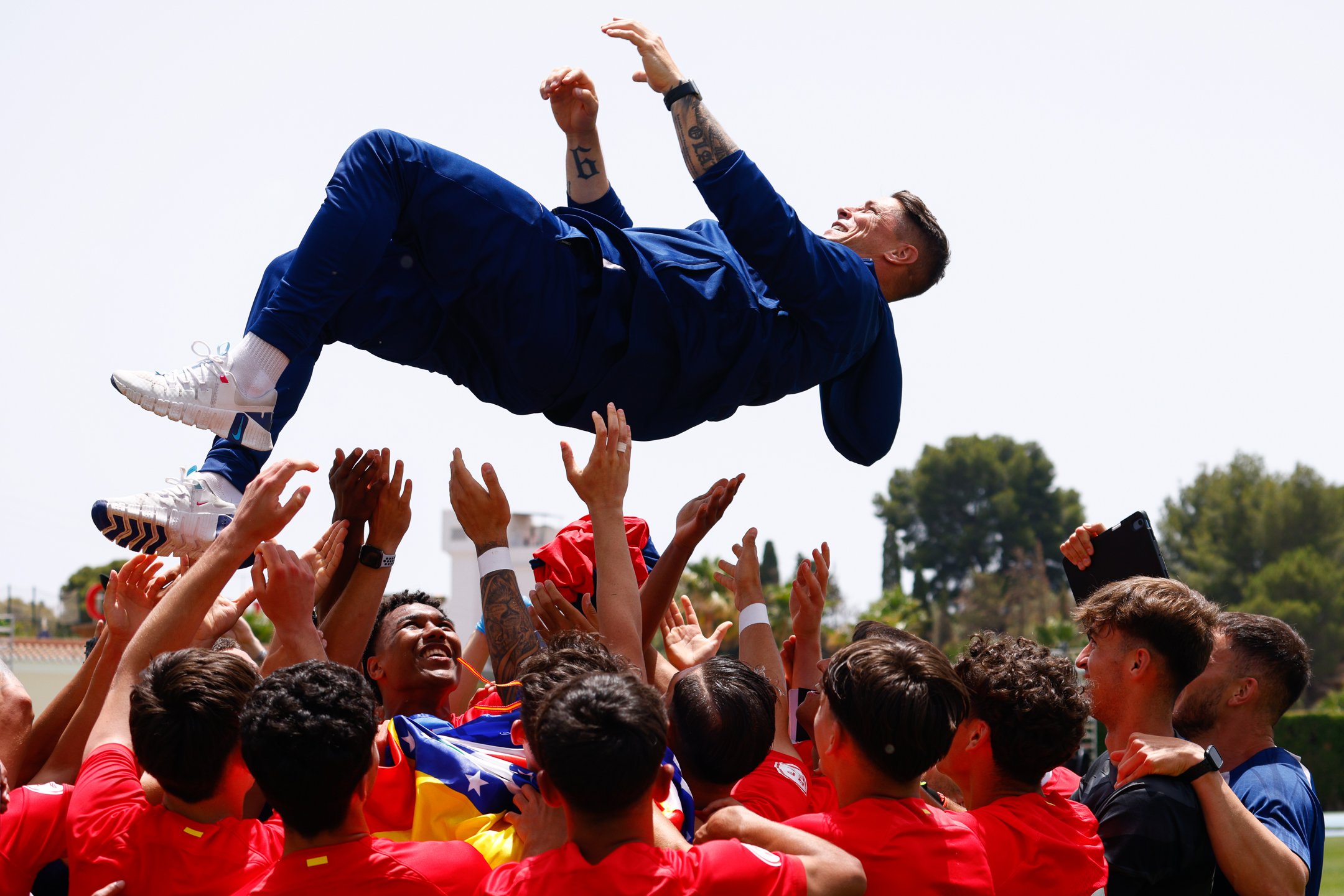 Fernando Torres, manteado por el equipo sobre el c&eacute;sped del Estadio Enrique L&oacute;pez Cuenca de Nerja
