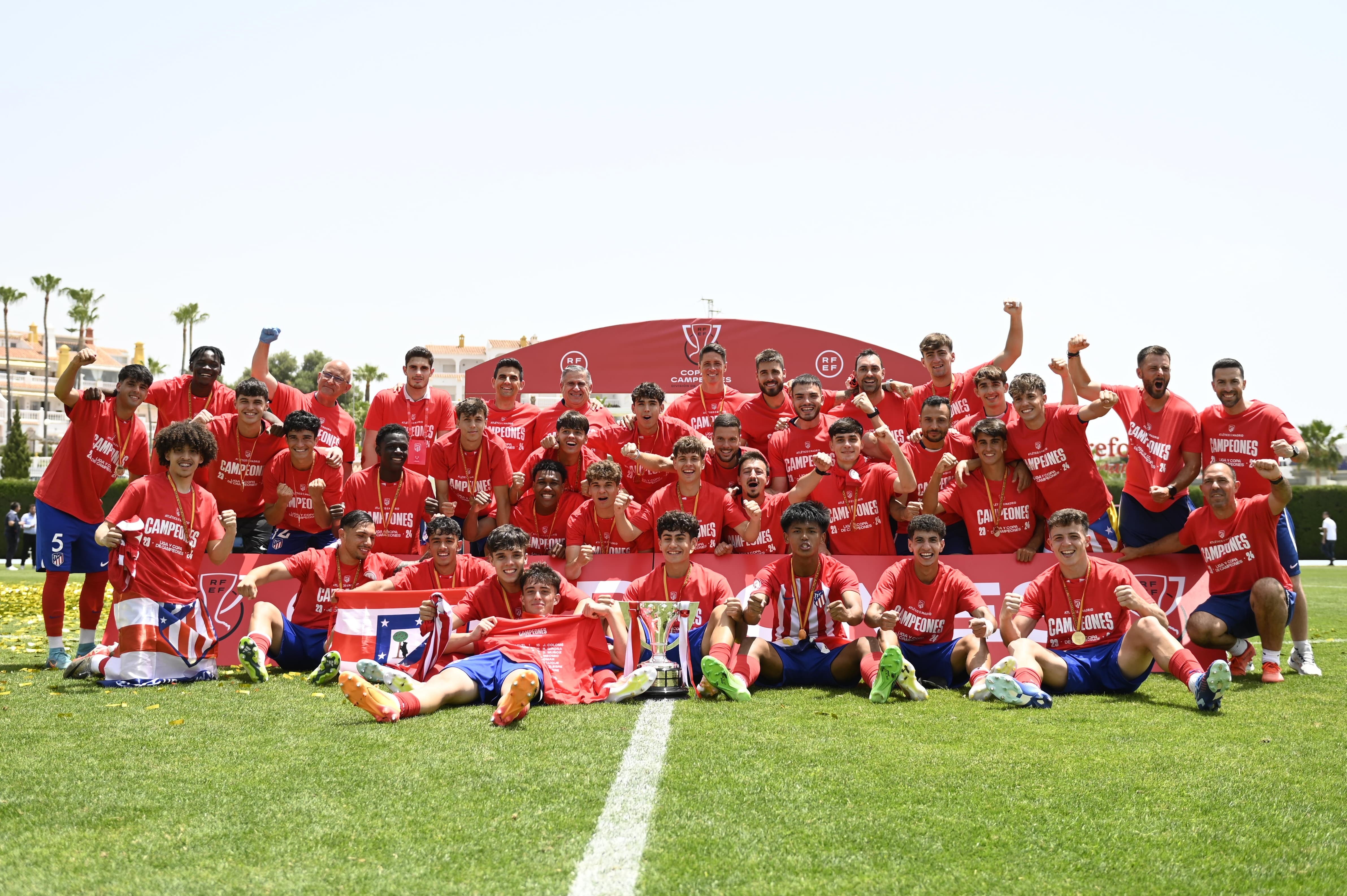 El Juvenil A del Atl&eacute;tico de Madrid celebra en Nerja el t&iacute;tulo de Copa de Campeones