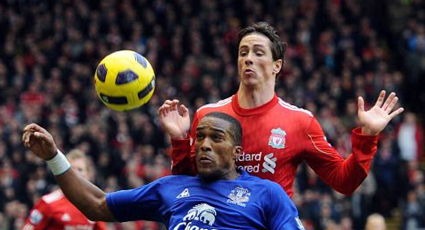 Fernando Torres, elegido por la afici&oacute;n como mejor jugador del derbi